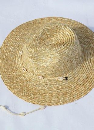 Шляпа соломенная федора с цепочкой женская с ракушками бежевая модная стильная капелюх солом’яний жіночий5 фото