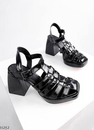 Босоніжки натуральна шкіра чорний на широкому каблуці високі в смужку товстий каблук трендові чорні лакові