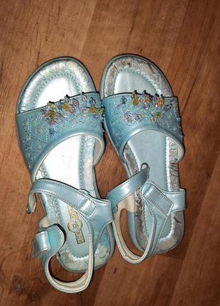 Босоножки, сандалии, туфли летние для девочки.
цвет нежно голубой. на липучке. размер 34.3 фото