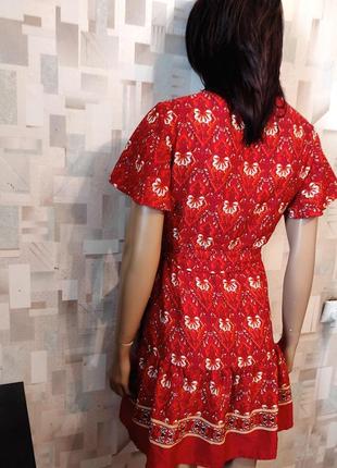Красное платье на запах с принтом, легка сукня з принтом та воланом3 фото