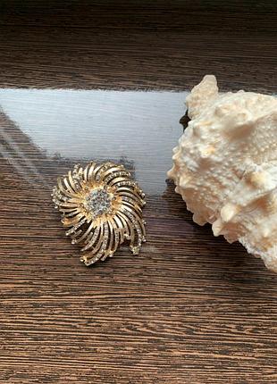 Стильна брош з камінцями під золото