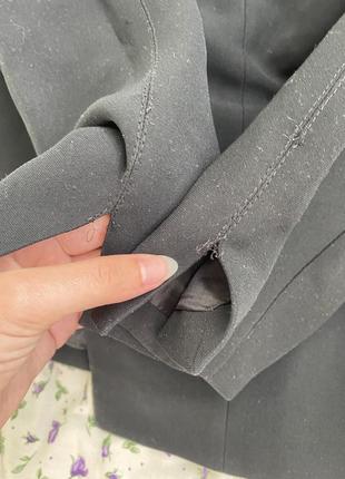 Жіночий чорний класичний діловий піджак на підкладці ґудзику з укороченими рукавами розрізами5 фото