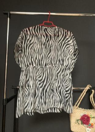 Пляжна туніка в чорно -білу полоску зебра