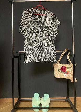 Пляжна туніка в чорно -білу полоску зебра
