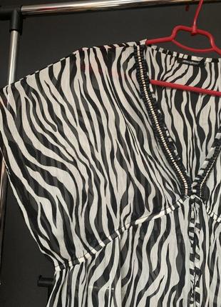 Пляжна туніка в чорно -білу полоску зебра