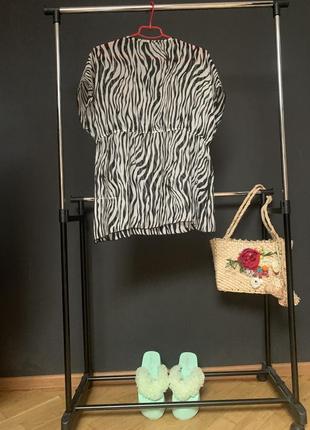 Пляжна туніка в чорно -білу полоску зебра