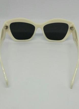 Prada стильные женские солнцезащитные очки черные в молочно бежевой оправе5 фото