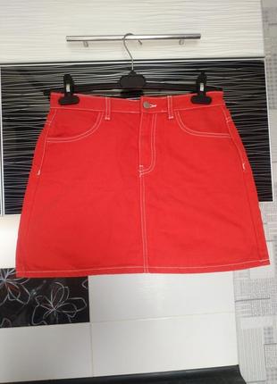 Джинсовая юбка ярко красного цвета.2 фото