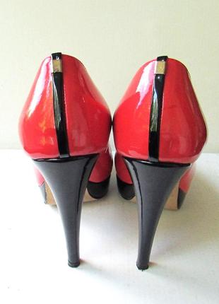 Стильные женские кожаные лаковые туфли на высоком каблуке, коралловые с черным3 фото