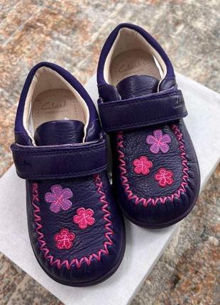 Кожаные туфельки мокасины clarks на малышку , p. 22 и 237 фото