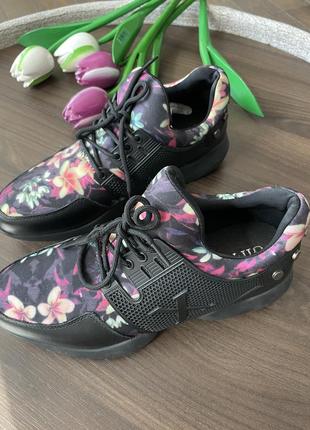 Кроссовки с цветочным принтом1 фото