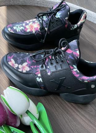 Кросівки з квітковим принтом2 фото