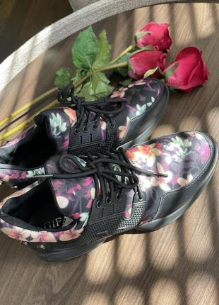 Кросівки з квітковим принтом3 фото