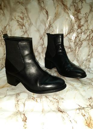 Чорні шкіряні черевики на середніх підборах з резинками-вставками по бокам1 фото