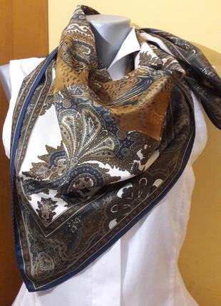 Красивий жіночий хустку.