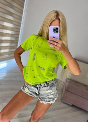 Ультрамодная женская футболка на лето со стразами “булавка”