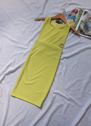 Яркое платье мини с вырезами на боках3 фото