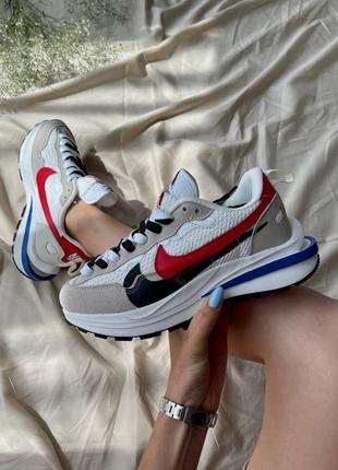 Кросівки жіночі nike vaporwaffle x sacai white red1 фото