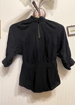 Черная шелковая блуза с открытой спиной от warehouse оригинал1 фото