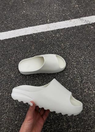 Adidas yeezy slide white 2022
 шлепанцы женские белые адидас5 фото