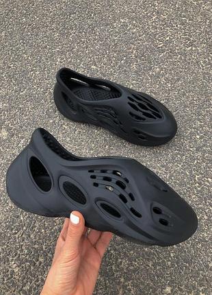 Adidas yeezy foam runner black жіночі тапочки чорні адідас