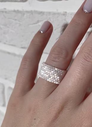 Біле кільце стильне каблучка блискуче топ прикраса нежно розовое белое пудровое из бисера широкое