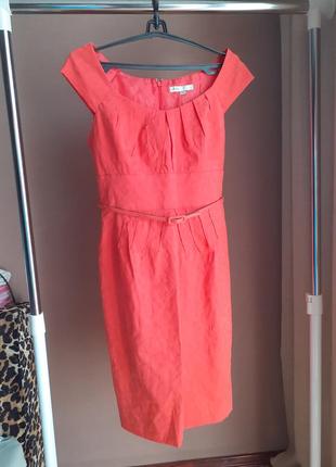 Яркое нарядное платье футляр кораллового цвета1 фото