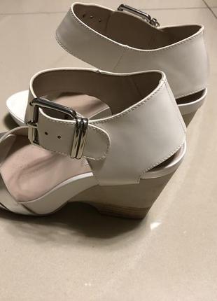 Молочні босоніжки на танкетці 😍 39