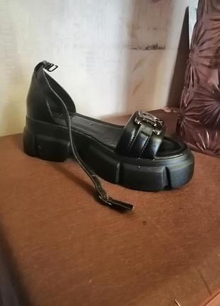 Босоніжки на платформі