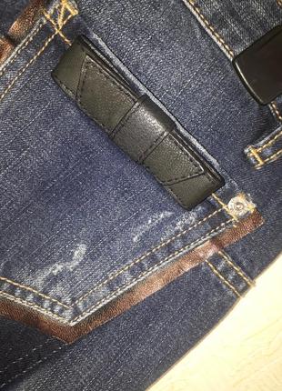 Оригинальные джинсы dsquared со смещенными карманами и кожаными бантами размер 3810 фото