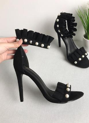 Вишукані босоніжки з перлинами на підборах sergio todzi