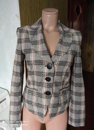 Укорочений піджак в клітинку