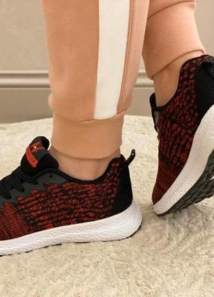 Женские кроссовки. красные