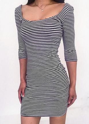 Облегающее платье с декольте