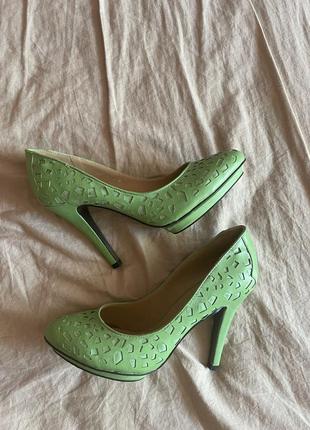 Прекрасні зелені класичні туфлі kira plastinina 39р3 фото