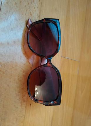 Окуляри коричневого кольору.