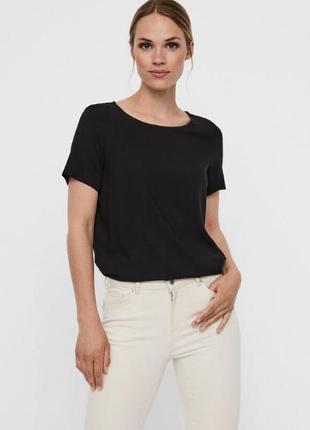 Чорна легка футболка