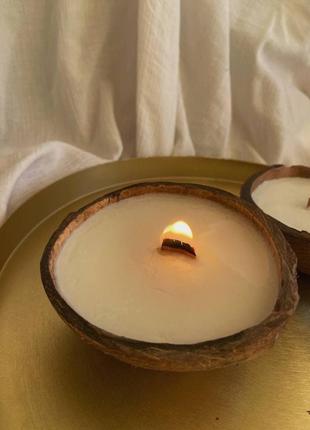 Свічка в кокосі ароматизована5 фото