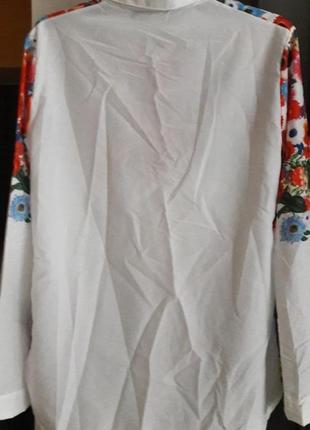 Яркая ,женская белая ,нарядная рубашка с цветочным принтом l4 фото