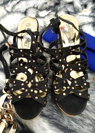 Босоножки на танкетке 40рр