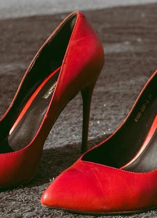 Червоні шкіряні туфлі на шпильці