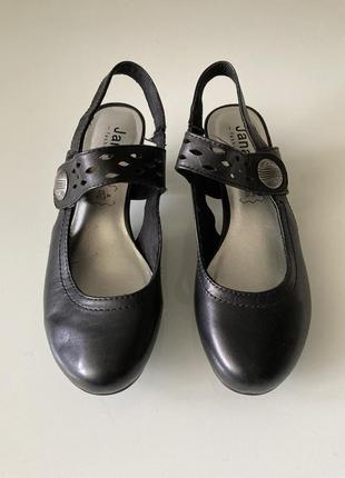 Туфлі з відкритою п'ятому п'ятою п'ятому є