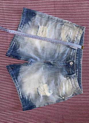 Шорти з актуальними рваностями.