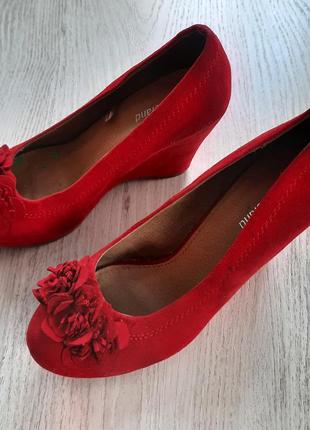 Красный замшевые туфли на танкетке платформе graceland 35 — цена 247 грн в  каталоге Туфли ✓ Купить женские вещи по доступной цене на Шафе | Украина  #98210013