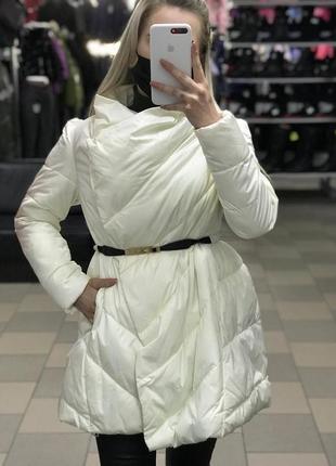 Жіноче демісезонне пальто з поясом.