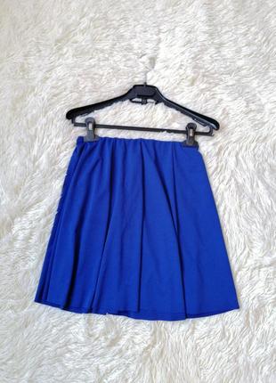 Спідниця кольору електрик крій напівсонце є дефект кілька ниточок розпалися і потрібно по новій приш