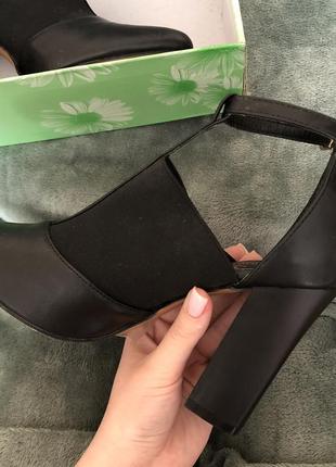 Туфли чёрные на устойчивом каблуке с фиксатором