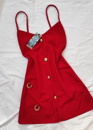 Мініатюрне сукня прямого крою з декоративними гудзиками ✨boohoo✨ червоне плаття
