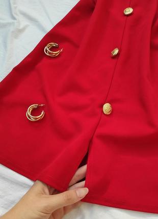 Миниатюрное платье прямого кроя с декоративными пуговицами ✨boohoo✨ красное платье3 фото