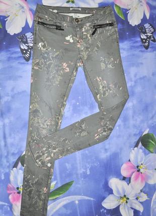 Жіночі прикрашені квітковим принтом джинси стрейч garcia jeans італія10 фото